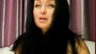 Черноволосая леди vallery мнет огромные сиськи