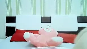 Пышногрудая леди lovemeone трахнулась секс игрушкой