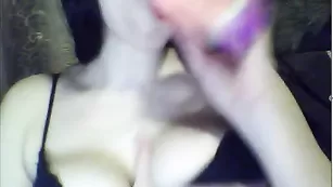 Сисястая блудница отсасывает дилдо