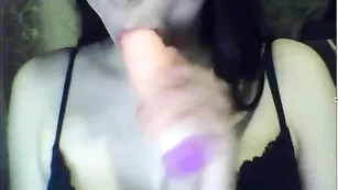 Сисястая блудница отсасывает дилдо