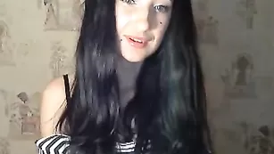 Черноволосая леди Kubinka танцует стриптиз