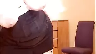 Популярная ladybosss мнет пышные дойки