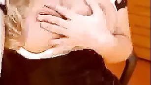 Популярная ladybosss мнет пышные дойки