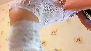 Сексуальная kaprisya обнажает сисечки