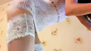 Сексуальная kaprisya обнажает сисечки