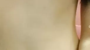 Прыщавая samanttta мастурбирует пизду