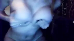 Блаженная violetsea13 массирует пышные дойки