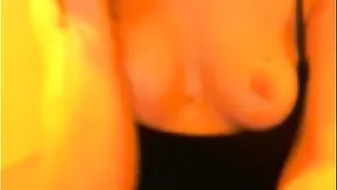 Прекрасная модель трахает пизду вибратором