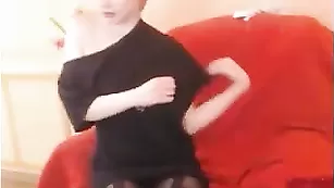 Озабоченная Zemmfira танцует стриптиз