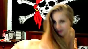 Голая кокетка эротично извивается