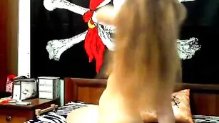 Голая кокетка эротично извивается