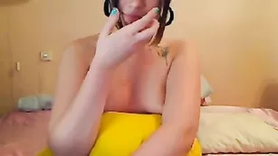 Красивая девочка alisainlove показала сиси