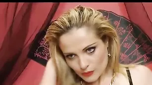 Шикарная AyleenGrey озабоченно дрочит пизду