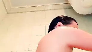 Красивая брюнетка Flamy принимает душ