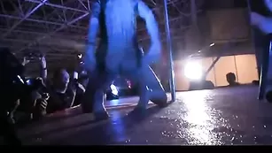 Катя Самбука раздевается на сцене