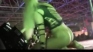 Катя Самбука раздевается на сцене