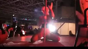 Катя Самбука раздевается на сцене