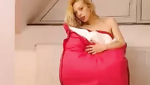 Худая шлюшка NatasshaLove позирует без одежды