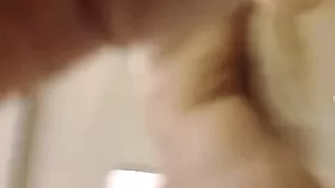 Белобрысая краля sarahwinkel позирует голая