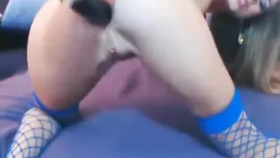 escadaxxx в чулках стоит раком и долбит анус