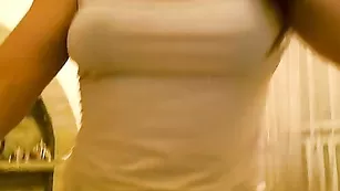 Горячая девочка hottkitty мнет красивые сиськи