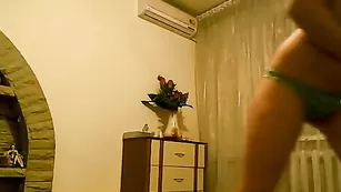 Горячая девочка hottkitty мнет красивые сиськи