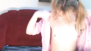 Тощая сучка spiritlight мило раздевается