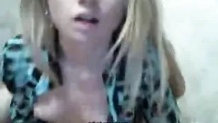 Красотка brianasexi ласкает себя