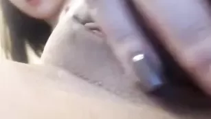 Симпатичная VirginCat нежно массирует киску