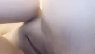 Симпатичная VirginCat нежно массирует киску