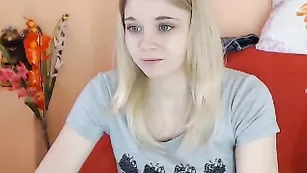 Белобрысая milanavista раздевается и дрочит киску