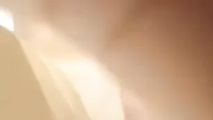 Шальная девочка VirginCat моет пизденку