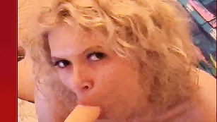 Белокурая шмара BlackFox отсасывает дилдо