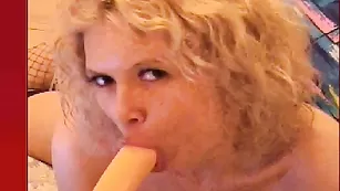 Белокурая шмара BlackFox отсасывает дилдо