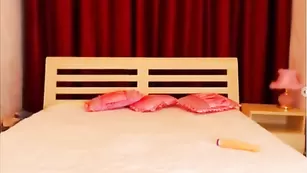 Красивая блондиночка sexуbellaa дразнит сисечками