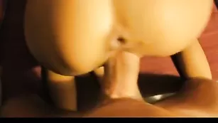 Сочная брюнеточка долбится в задницу