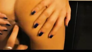 Сочная брюнеточка долбится в задницу