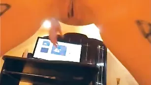 Татуированная нимфа tittsbaby мастурбирует пизду