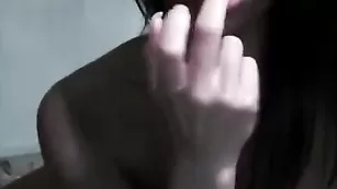 Пышногрудая блудница сует трусики в пизду