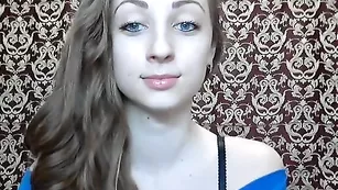 Молодая xvioletkaxx эротично раздевается