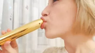 Озабоченная callifornia сосет стальной дилдо