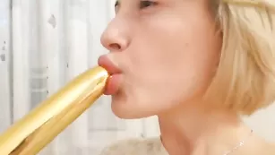 Озабоченная callifornia сосет стальной дилдо