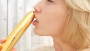 Озабоченная callifornia сосет стальной дилдо