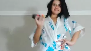 Красивая модель SexyBomba дразнит шикарными сиськами