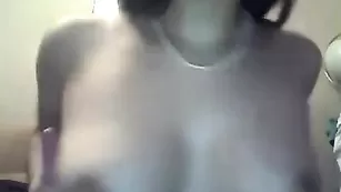 Смазливая брюнетка Stas_Ya дразнит шикарными сиськами