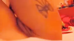 Грудастая пассия tittsbaby трахает пизденку