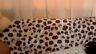 Горячая штучка MyPretty трахает бритую пизду