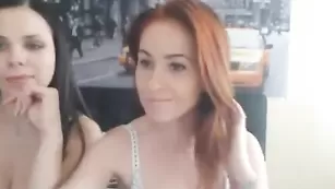 Красивые подружки HotGoddess нежно целуются