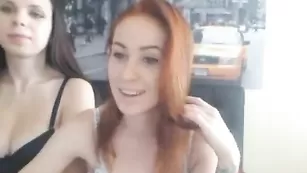 Красивые подружки HotGoddess нежно целуются