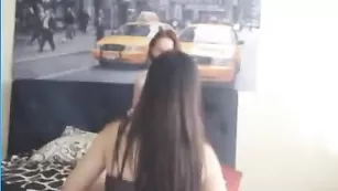 Красивые подружки HotGoddess нежно целуются